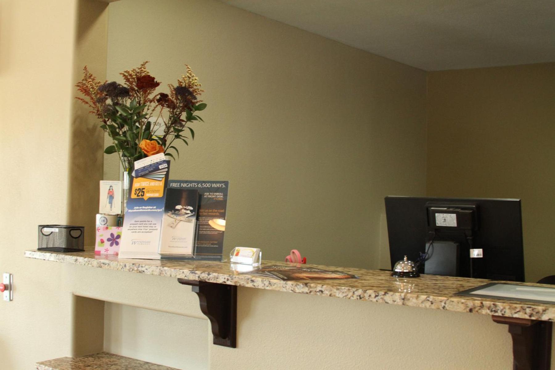 Super 8 By Wyndham Montrose Motel Ngoại thất bức ảnh